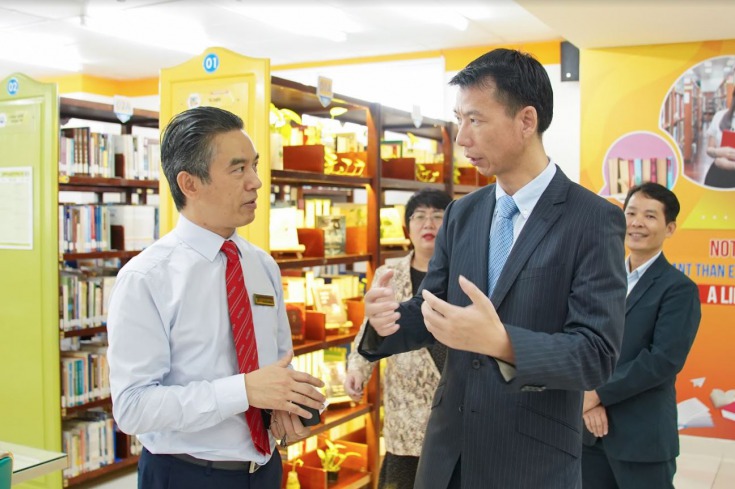 Ông Hách Chí Cương - Phó Tổng Lãnh sự quán Trung Quốc tại TP.HCM (phải)