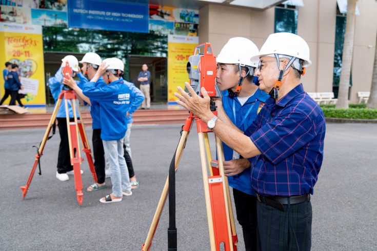 Sinh viên ngành Kỹ thuật xây dựng (hay còn gọi là Kỹ thuật công trình xây dựng) HUTECH trong giờ thực hành HUTECH 1