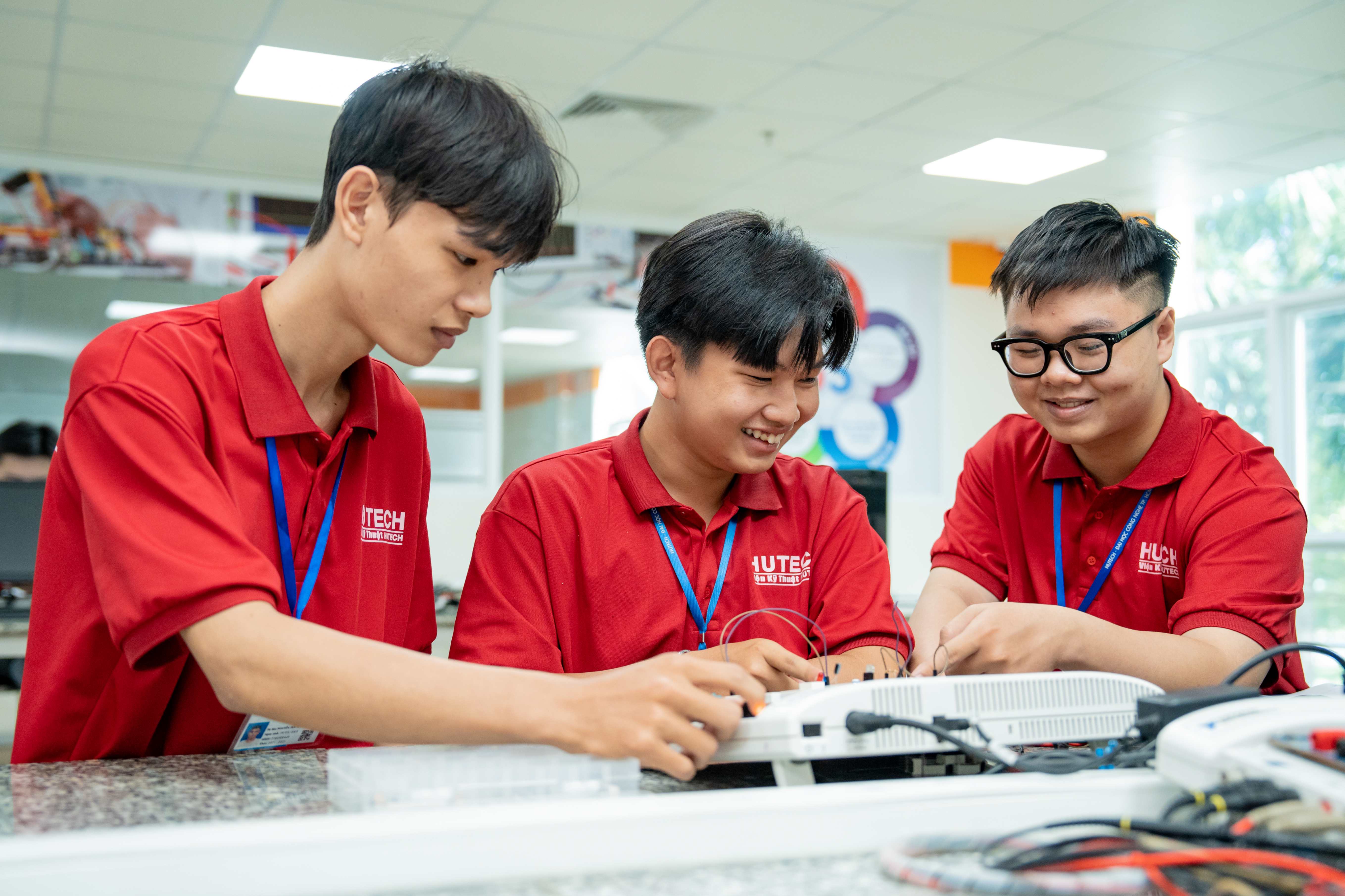 Sinh viên ngành Robot và trí tuệ nhân tạo được trang bị kiến thức chuyên ngành vững chắc