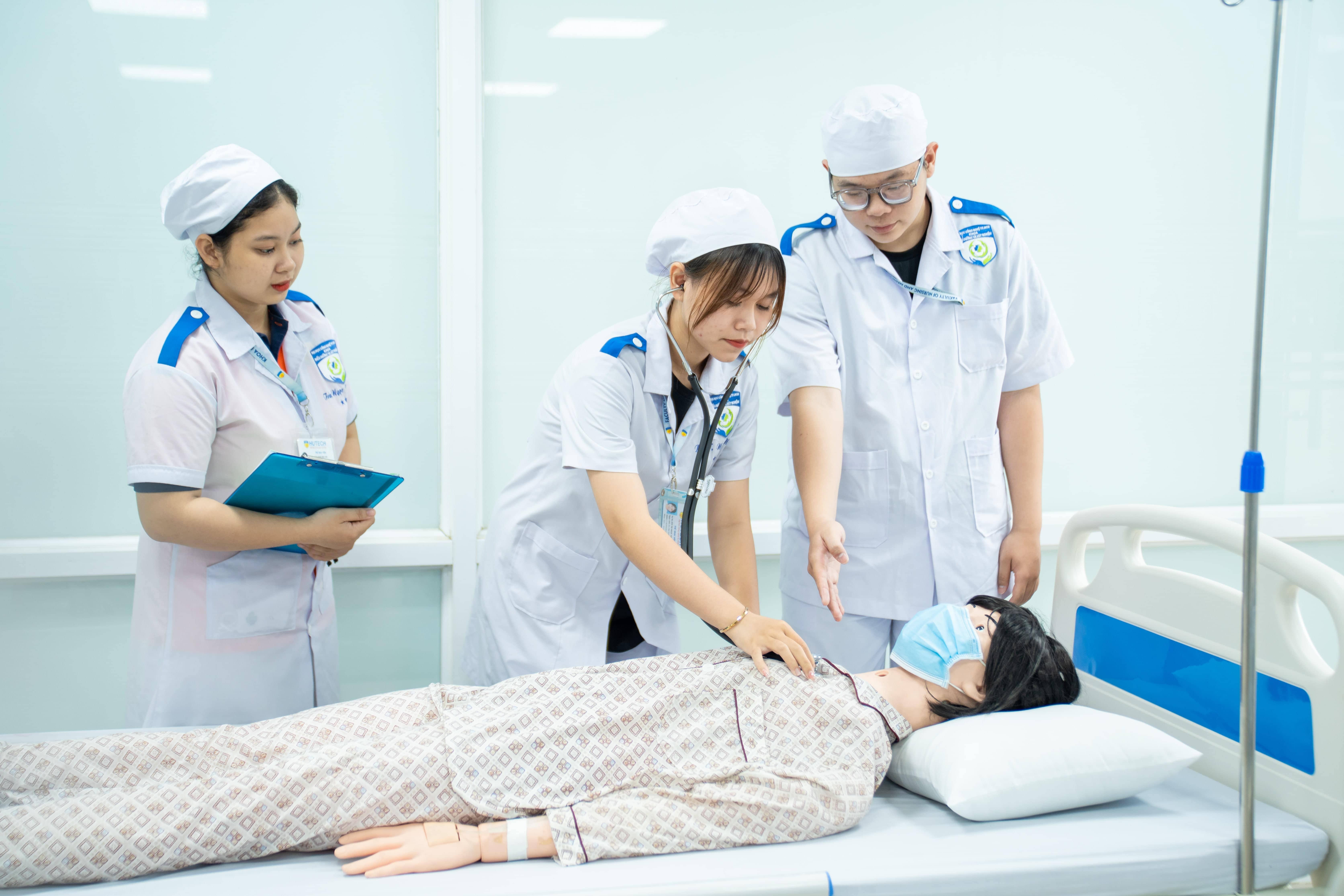 Hoc nganh dieu duong HUTECH