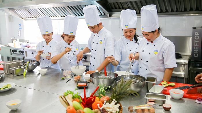 Nhiều bạn trẻ chọn ngành Quản trị nhà hàng và dịch vụ ăn uống cho tương lai phát triển của mình