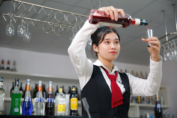 cử nhân ngành ngành Quản trị nhà hàng và dịch vụ ăn uống có bị thay thế bởi công nghệ AI? 3