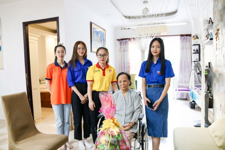 Sinh viên khoa Trung Quốc học - HUTECH đến thăm và tặng quà cho Mẹ Việt Nam anh hùng Trịnh Thị Hải và  Má phong trào học sinh - sinh viên Nguyễn Thị O   2
