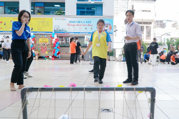 Sinh viên Khoa Quản trị kinh doanh tham gia các trò chơi dân gian đón mừng xuân Quý Mão 2023 HUTECH 4