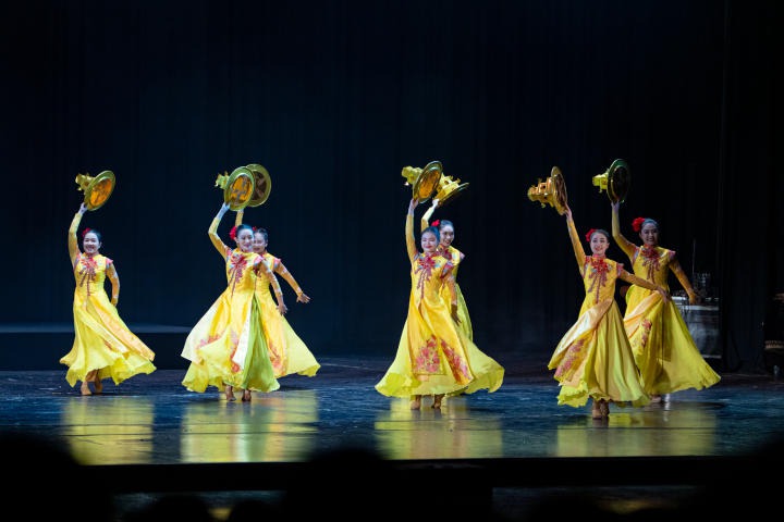 Ca múa nhạc dân tộc Bông Sen TP.HCM mang đến hai tiết mục giao lưu mở màn cho chương trình HUTECH 3