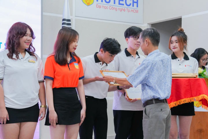 Sinh viên Viện Công nghệ Việt - Hàn được tuyên dương và khen thưởng trong năm học 2021-2022  HUTECH 7