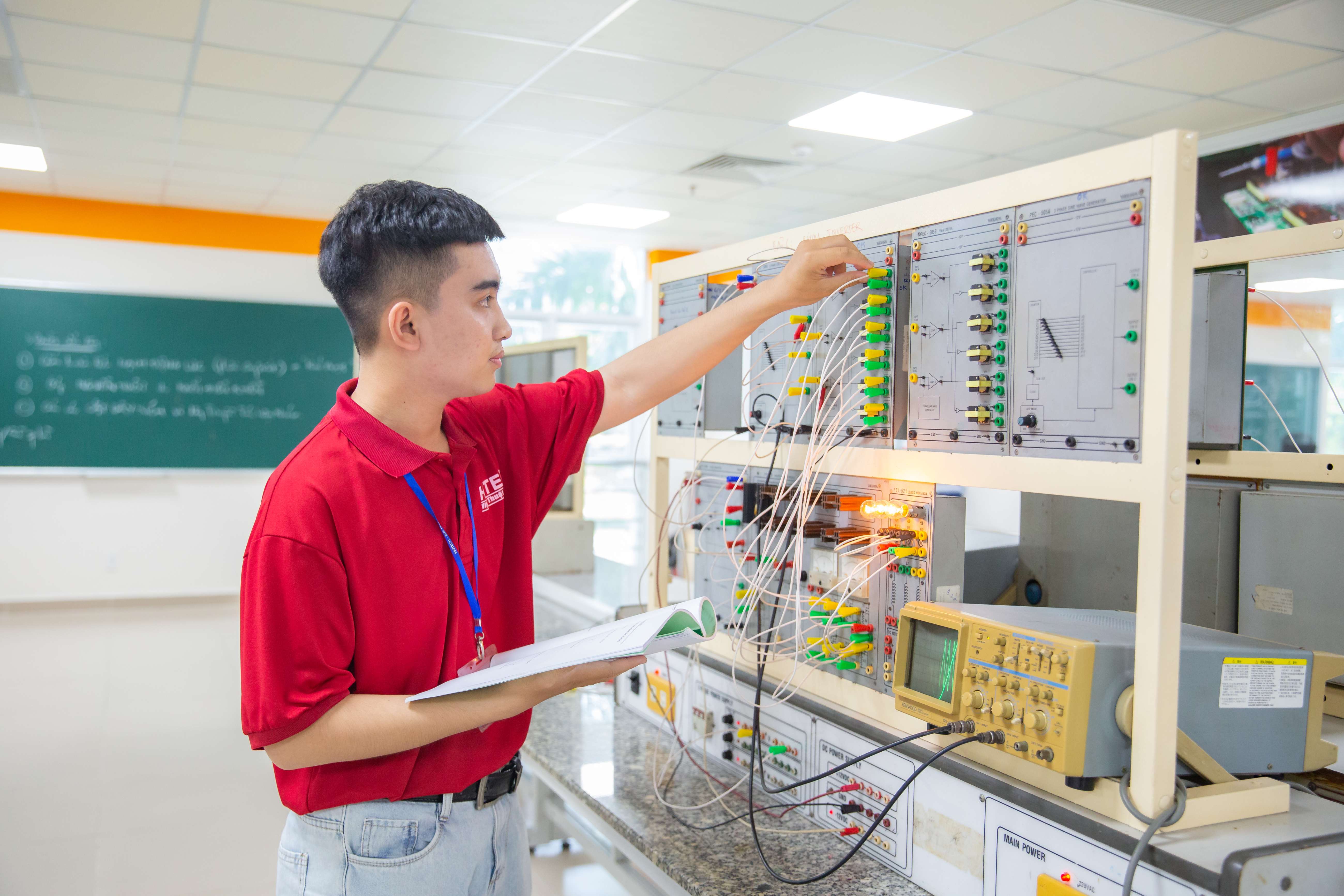 Sinh viên thỏa sức thể hiện kỹ năng chuyên môn tại phòng lab hiện đại