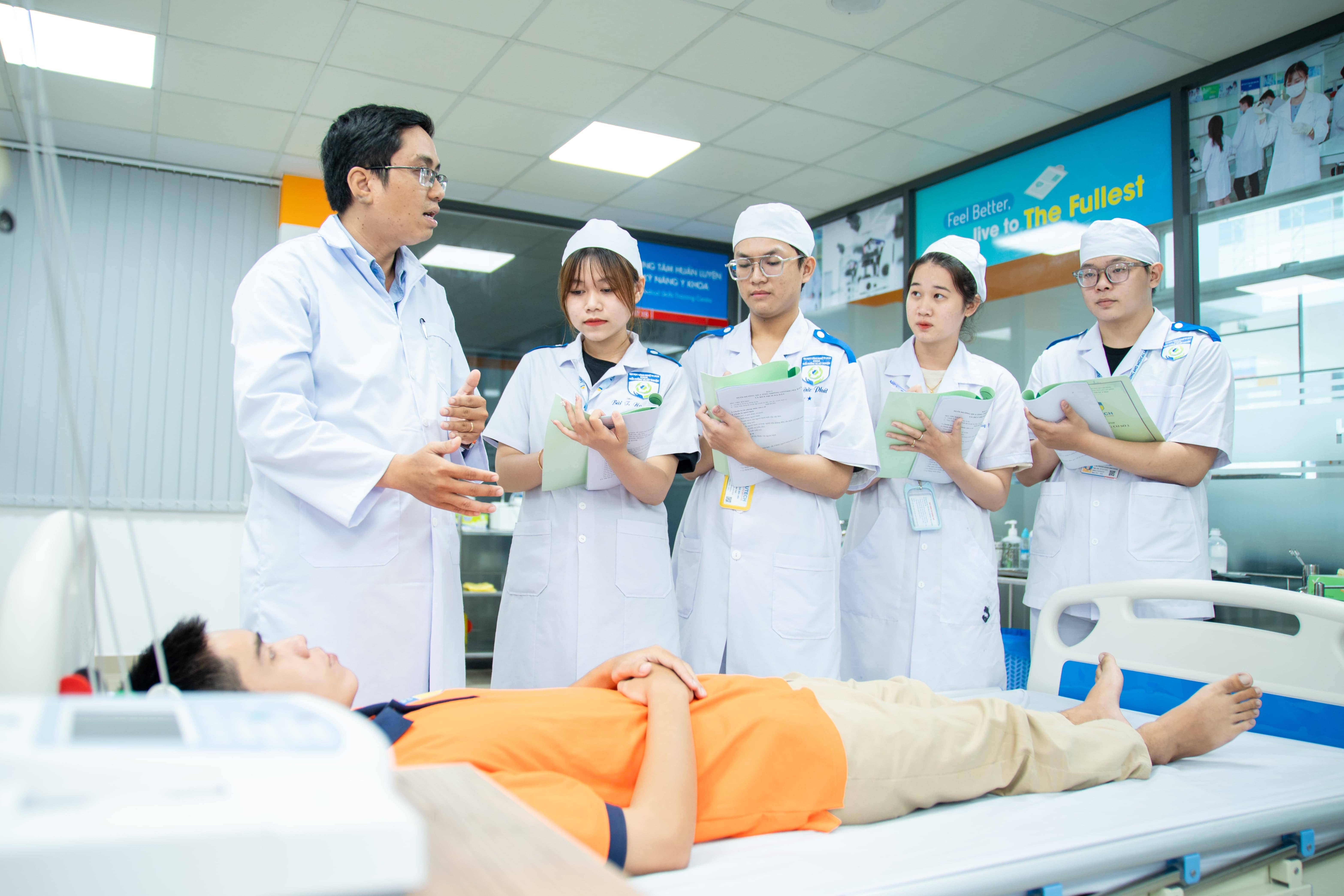 Hoc nganh dieu duong HUTECH