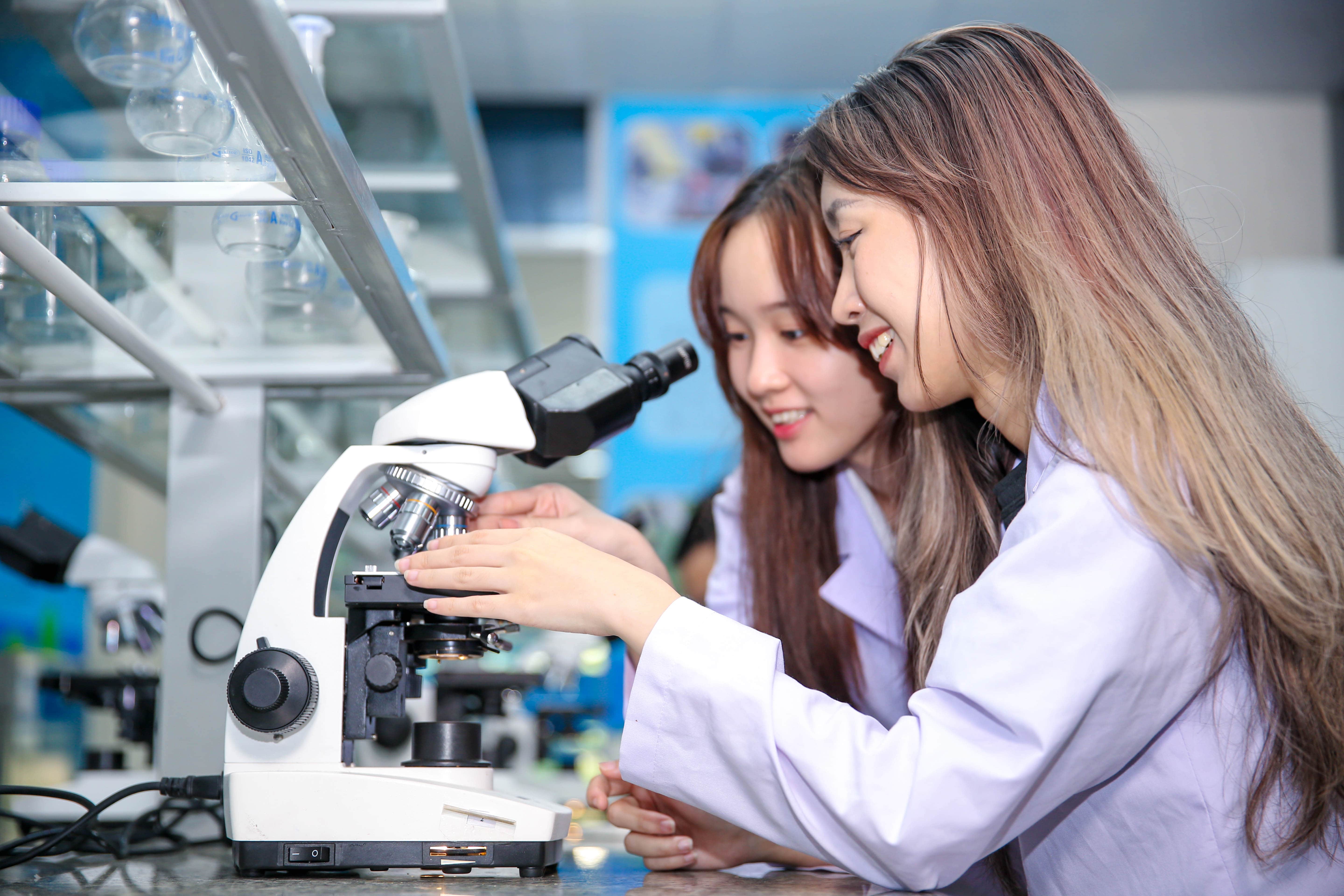 hoc thu y tai HUTECH