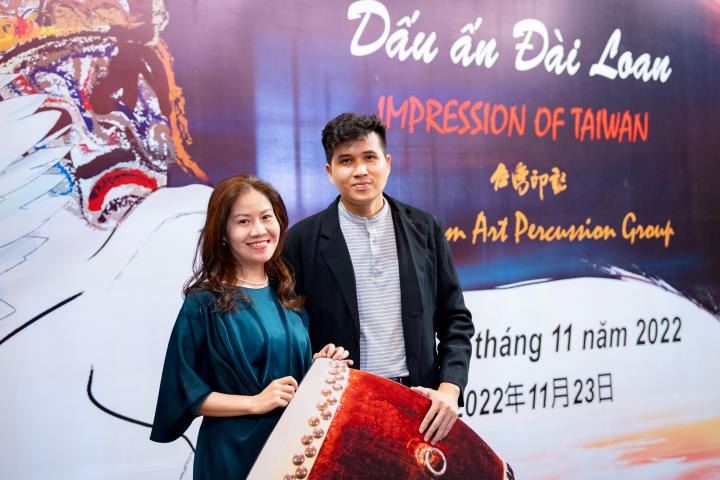  TS. Kiều Thị Vân Anh - Trưởng Khoa Trung Quốc học và anh Hồ Minh Bình - Cán bộ Khoa