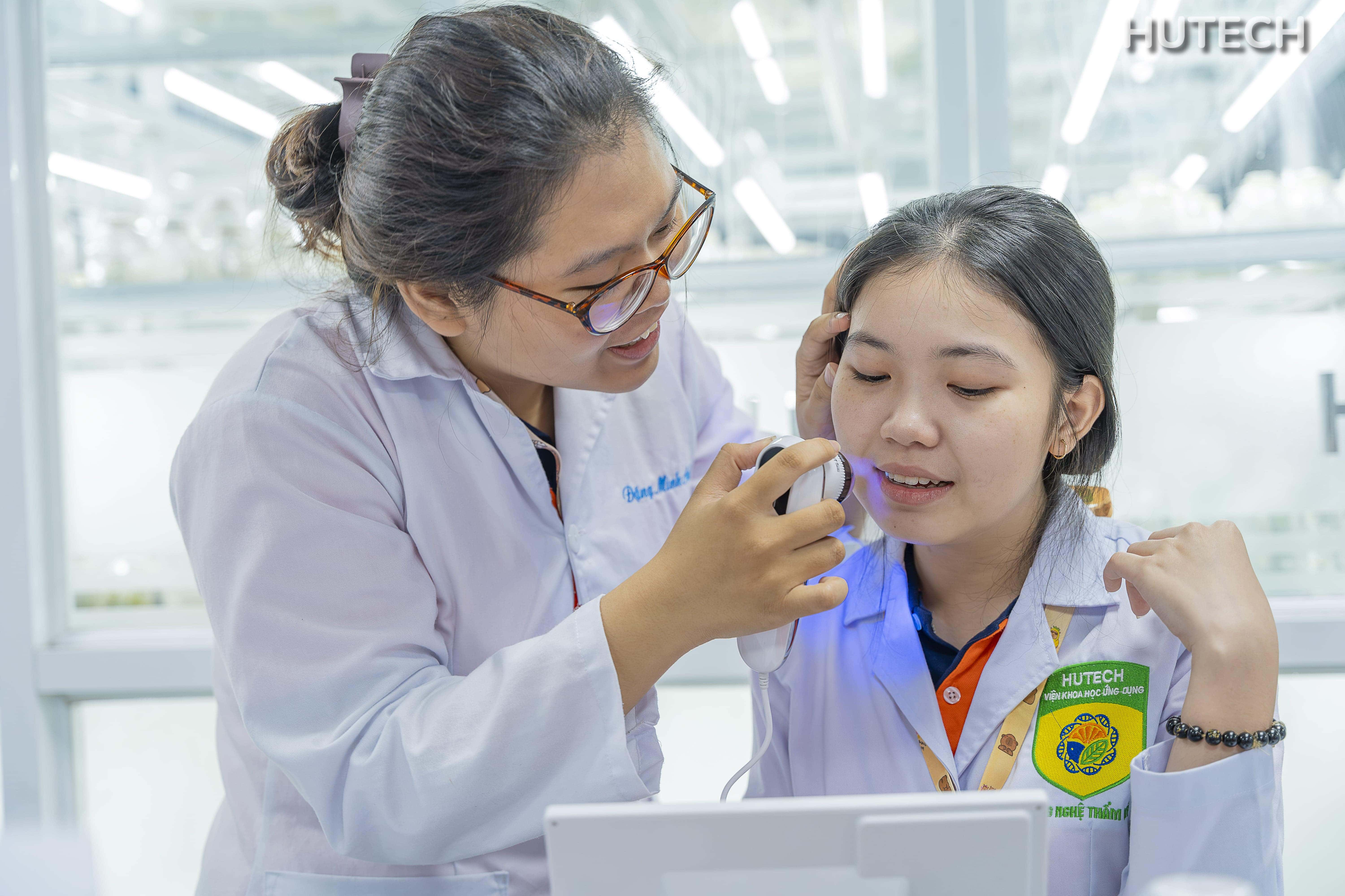 Hoc nganh cong nghe tham my HUTECH