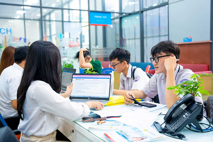 Con em thầy cô giáo có được nhận học bổng HUTECH không? 58