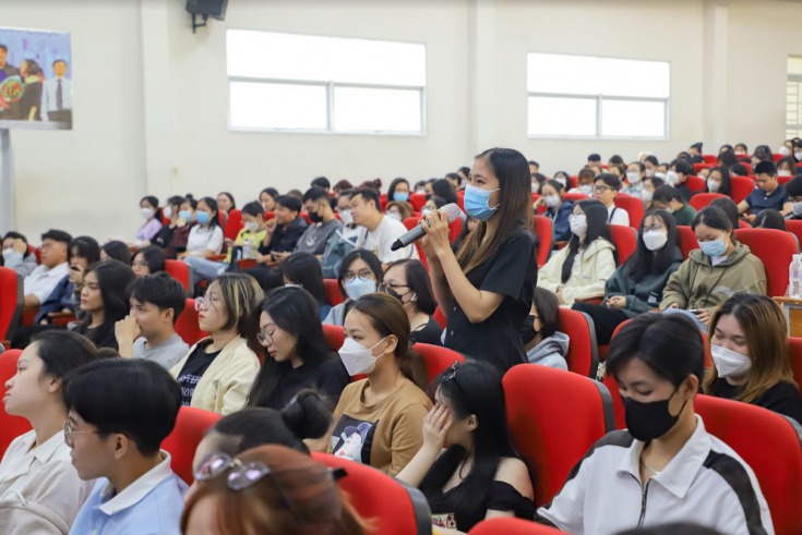 Sinh viên ngành Tiếng Anh thương mại tích lũy kiến thức về cách thích nghi văn hóa doanh nghiệp tại các tập đoàn đa quốc gia 36