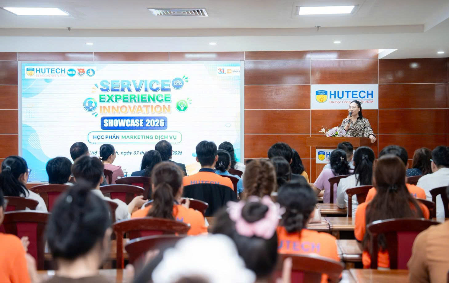 ngành Quản trị kinh doanh HUTECH 4