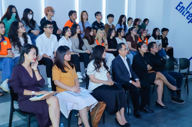  Sinh viên được nghe giới thiệu về Công ty CP Buzzmetrics và các công ty con thuộc Younet Group 4