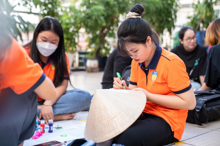 Sinh viên VJIT thể hiện tấm lòng tri ân thầy cô qua hình ảnh chiếc nón lá Việt Nam 57