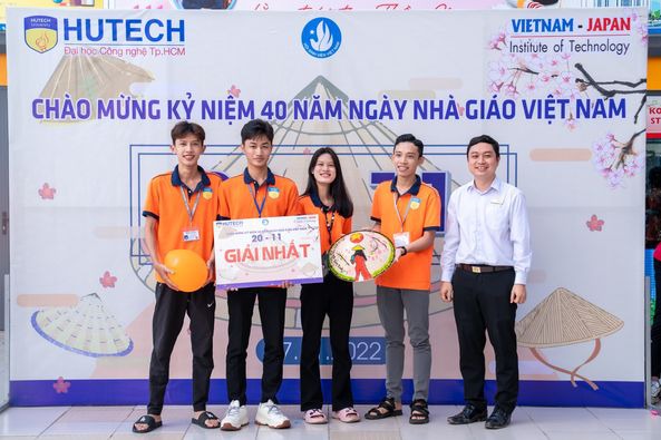 Sinh viên VJIT thể hiện tấm lòng tri ân thầy cô qua hình ảnh chiếc nón lá Việt Nam 89