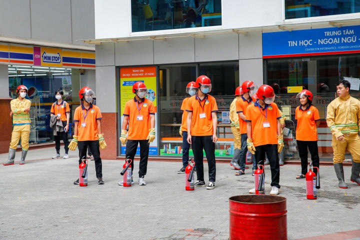 Các thành viên tham gia vào chương trình diễn tập Phòng cháy chữa cháy và Cứu hộ cứu nạn HUTECH 1