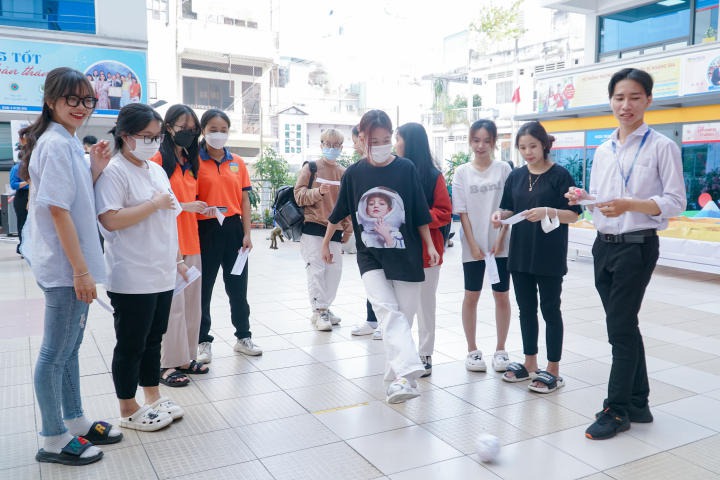 Sinh viên Khoa Quản trị kinh doanh tham gia các trò chơi dân gian đón mừng xuân Quý Mão 2023 HUTECH 5