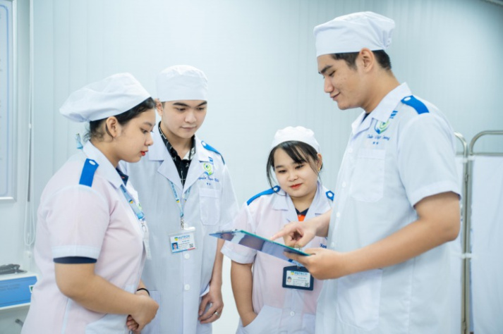 Ngành Điều dưỡng có bị thay thế bởi công nghệ AI?2