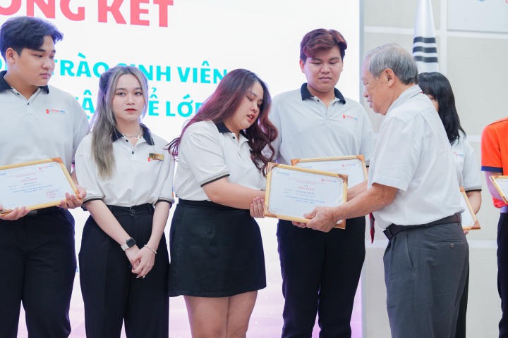 Sinh viên Viện Công nghệ Việt - Hàn được tuyên dương và khen thưởng trong năm học 2021-2022  HUTECH 5