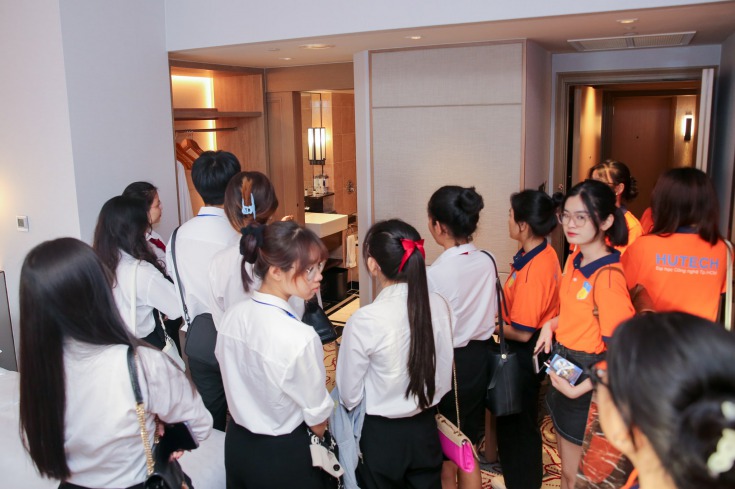 Các bạn sinh viên được nhân viên khách sạn hướng dẫn tham quan các phòng ban, tiện ích,... có tại khách sạn 6