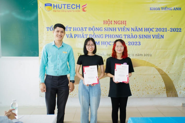   Sinh viên là Phan Mai Hồng Vân và Điều Võ Hoàng Thư tích cực trong chương trình Giao lưu văn hóa các nước Châu Á PWE Cultural Party  được khen thưởng tại chương trình