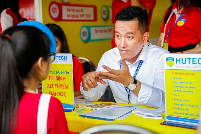 Thí sinh tìm hiểu các phương thức xét tuyển của HUTECH năm 2024