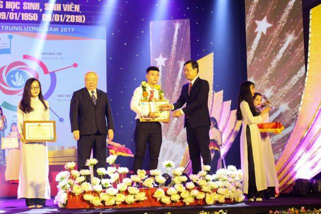 Sinh viên 5 Tốt " Những mảnh ghép của sự nỗ lực" 49