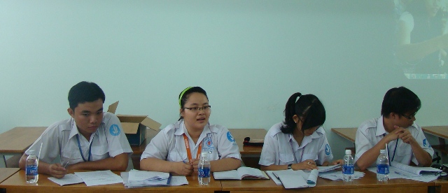 Đ/c Huỳnh Nguyễn Hoàng Nhi báo cáo tình hình hoạt động trong năm. (thứ 2 từ trái sang) HỘI SINH VIÊN THÀNH PHỐ KIỂM TRA CÔNG TÁC LIÊN CHI HỘI KHOA 8