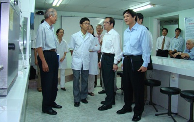 Deputy Minister Banh Tien Long visits the laboratory system of the Faculty of Environment and Biotechnology at HUTECH 13