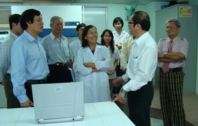 Deputy Minister Banh Tien Long visits the laboratory system of the Faculty of Environment and Biotechnology at HUTECH 19