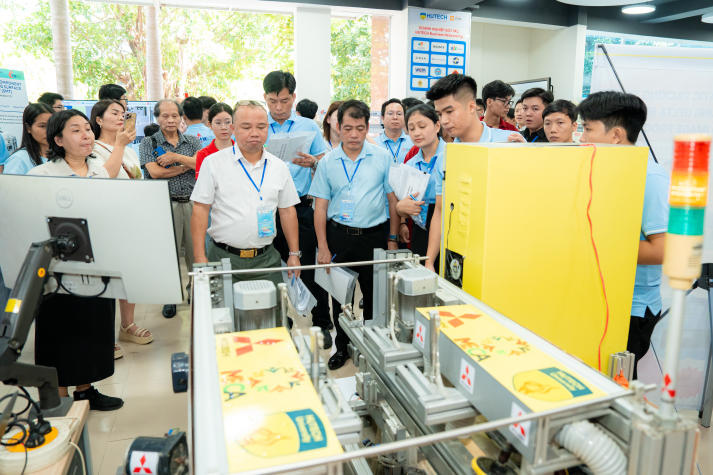 SINH VIÊN HUTECH TỎA SÁNG TẠI MECA 2025 – KHẲNG ĐỊNH BẢN LĨNH TRÊN ĐẤU TRƯỜNG CÔNG NGHỆ TOÀN QUỐC! 40