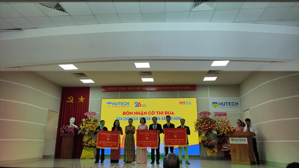 HUTECH tròn 26 tuổi (26.04.1995-26.04.2021) Viện kỹ thuật HUTECH tròn 26 tuổi đón nhận cờ thi đua của Chủ tịch Uỷ ban nhân dân Tp. Hồ Chí Minh 2