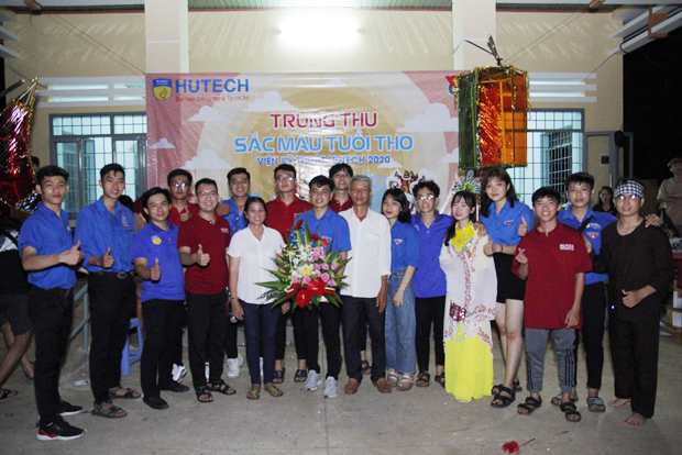 Viện kỹ thuật HUTECH mang chương trình thiện nguyện và đêm hội trăng rằm "SẮC MÀU TUỔI THƠ" đến trẻ em nghèo tỉnh Bình Phước 42