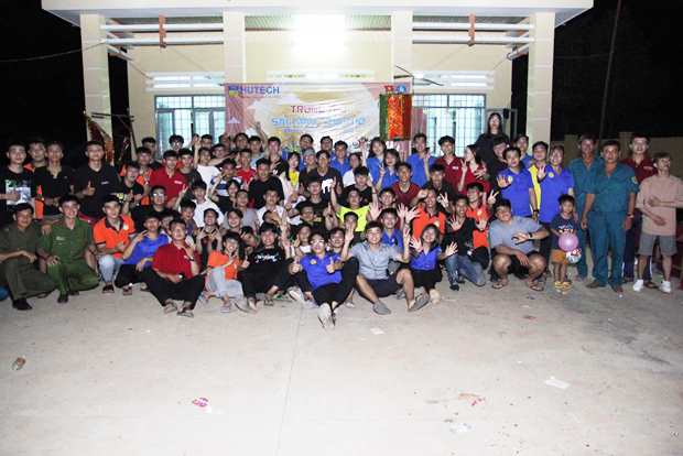 Viện kỹ thuật HUTECH mang chương trình thiện nguyện và đêm hội trăng rằm "SẮC MÀU TUỔI THƠ" đến trẻ em nghèo tỉnh Bình Phước 44