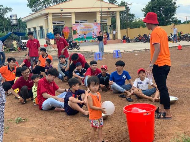 Viện kỹ thuật HUTECH mang chương trình thiện nguyện và đêm hội trăng rằm "SẮC MÀU TUỔI THƠ" đến trẻ em nghèo tỉnh Bình Phước 14