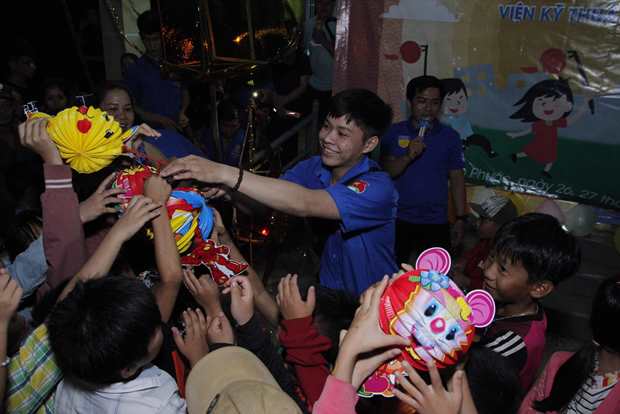 Viện kỹ thuật HUTECH mang chương trình thiện nguyện và đêm hội trăng rằm "SẮC MÀU TUỔI THƠ" đến trẻ em nghèo tỉnh Bình Phước 26