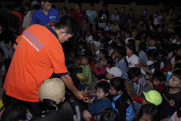 Viện kỹ thuật HUTECH mang chương trình thiện nguyện và đêm hội trăng rằm "SẮC MÀU TUỔI THƠ" đến trẻ em nghèo tỉnh Bình Phước 30