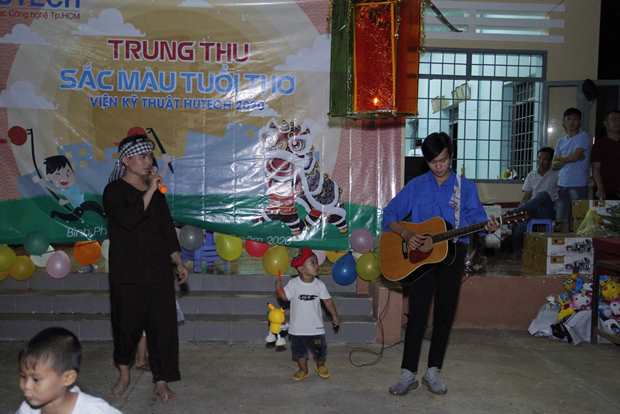 Viện kỹ thuật HUTECH mang chương trình thiện nguyện và đêm hội trăng rằm "SẮC MÀU TUỔI THƠ" đến trẻ em nghèo tỉnh Bình Phước 6