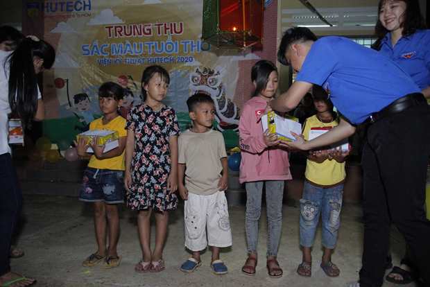 Viện kỹ thuật HUTECH mang chương trình thiện nguyện và đêm hội trăng rằm "SẮC MÀU TUỔI THƠ" đến trẻ em nghèo tỉnh Bình Phước 28