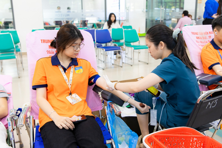 Sinh viên Viện Công nghệ Việt - Nhật (VJIT) - Lan tỏa yêu thương trong Ngày hội Hiến máu tình nguyện 5