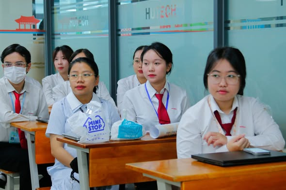 VJIT khẳng định dấu ấn đào tạo thực tiễn qua mùa bảo vệ đồ án, khóa luận tốt nghiệp năm học 2025–2026 58