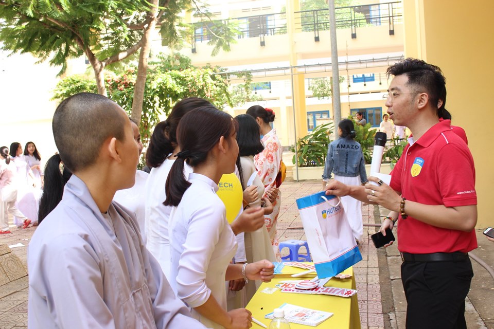 Học sinh trường THPT Nguyễn Bỉnh Khiêm – Đồng Nai hào hứng tại ngày hội tư vấn tuyển sinh Chuẩn Nhật Bản 50