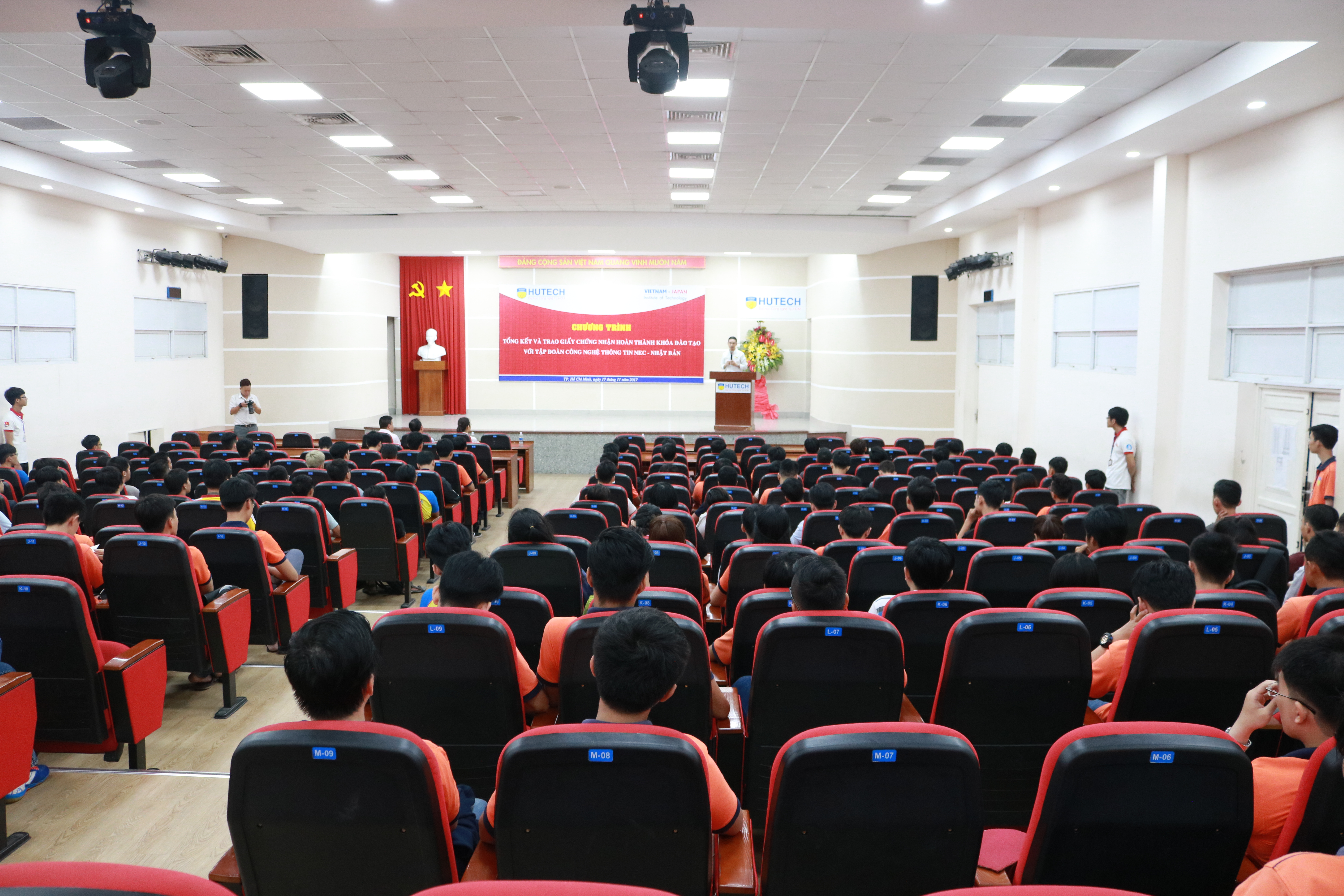 Viện Công Nghệ Việt - Nhật cấp giấy chứng nhận cho Sinh viên hoàn thành khoá học NEC - Nhật Bản 23