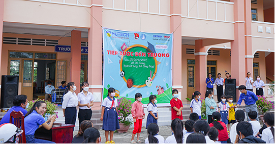 Nhật ký thiện nguyện “Tiếp bước đến trường” đầy ý nghĩa của sinh viên VJIT tại Tân Dương (Đồng Tháp)