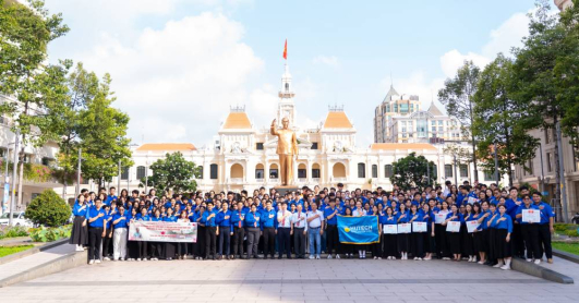 Tuổi trẻ HUTECH dâng hoa tưởng nhớ Bác, tiếp nối giá trị lịch sử và tinh thần cống hiến
