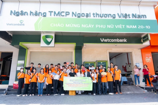 Sinh viên ngành Tài chính - Ngân hàng HUTECH sôi nổi tham quan tại Vietcombank