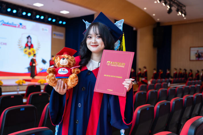 [Video] Proud Moments of Gratitude at HUTECH’s Graduation Ceremony ...