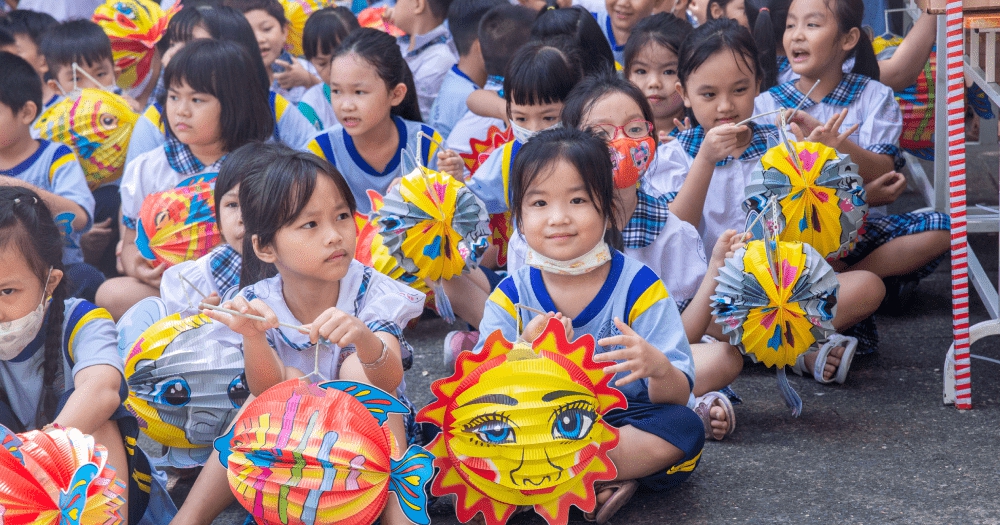 薬学部と日本学部の学生がタムブー小学校の子供たちに「満月の夢」をもたらす方法を学ぶ